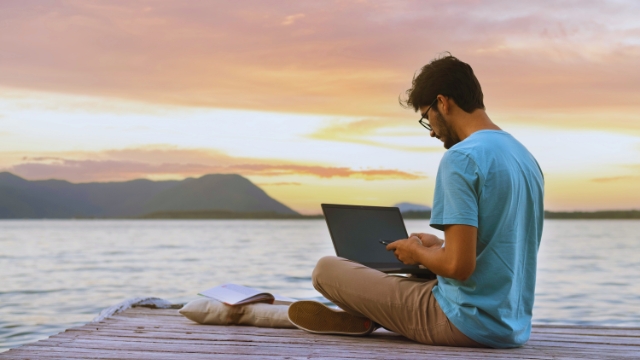 The Digital Nomad Boom: How Travel is Redefining Work in 2024